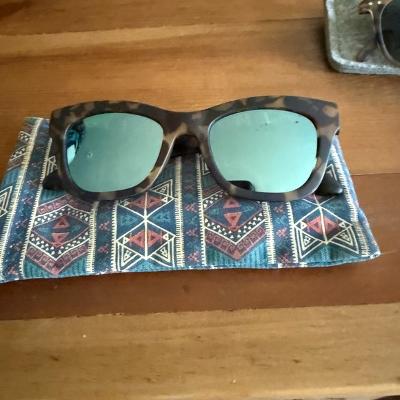 Toms Tortoise Shell Sunglasses with Green Lenses - Picture 1 of 3